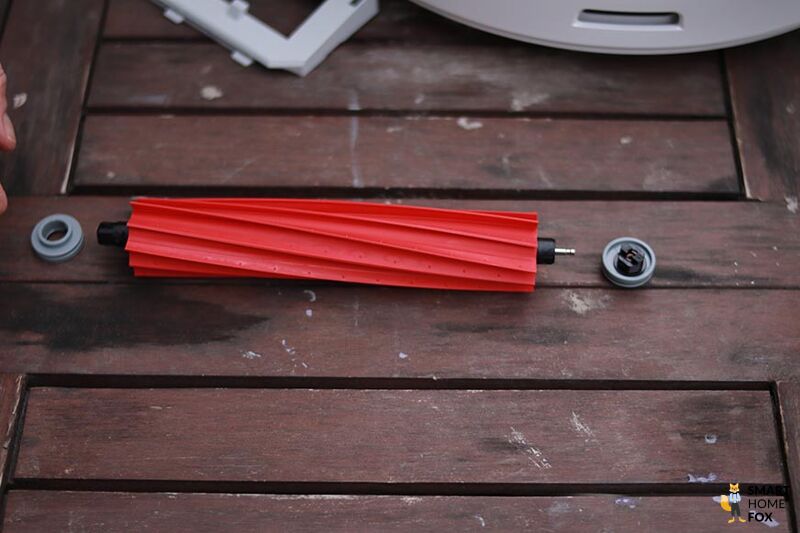 Die Gummibürste des Roborock Q7 wird an den beiden Enden auseinander gebaut.